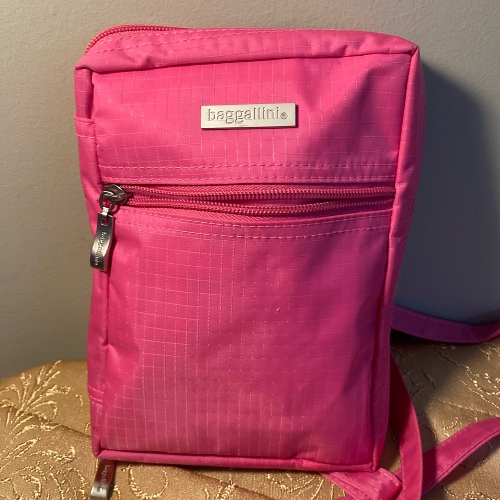 Baggallini cross body or can be used across waist!